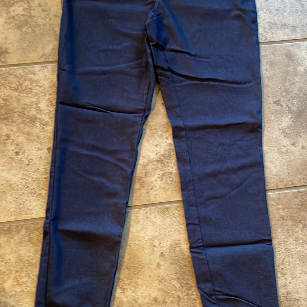 Eliane Rose Capri pants are like new.